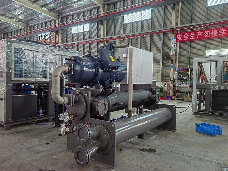 100hp น้ําเย็นอุณหภูมิต่ํา แบบสกรู Chiller ที่ผลิตเอธิลีนกลิกอล -30 °C ใช้สําหรับโรงงานเครื่องดื่ม
